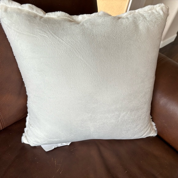 Faux fur pillow. - Picture 3 of 5
